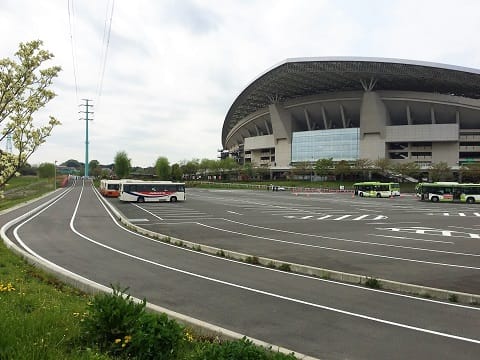 東駐車場（大型バス100台収容可能）の他、緑に囲まれた駐車場・駐輪場あり(2/5)