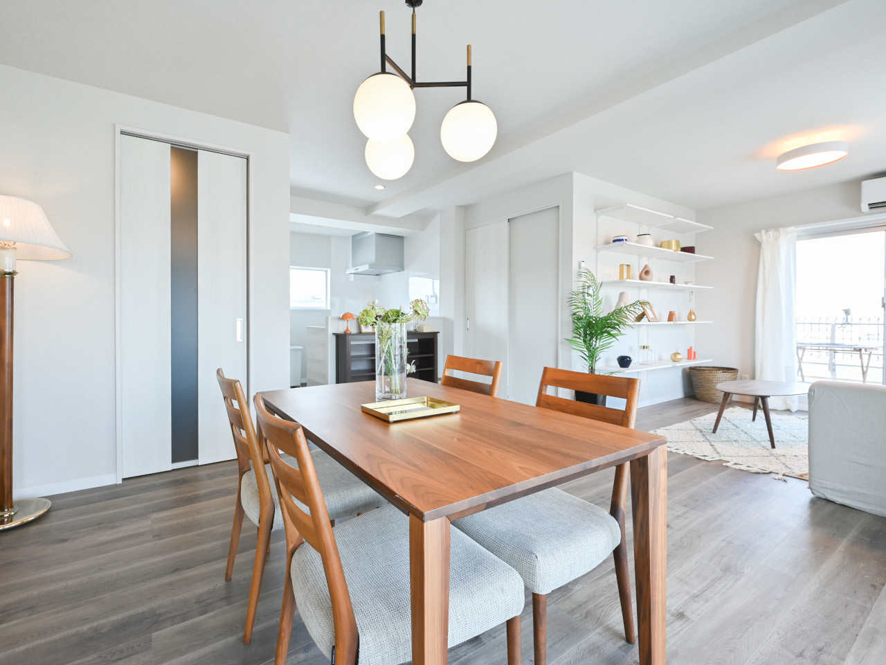 窓を背にして見た入口とキッチン側(4/5)